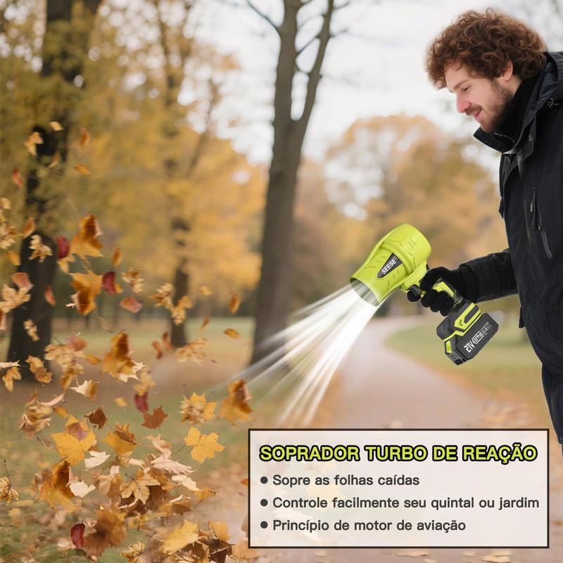 Homem usando o soprador SEESE sem fio para soprar folhas em um parque